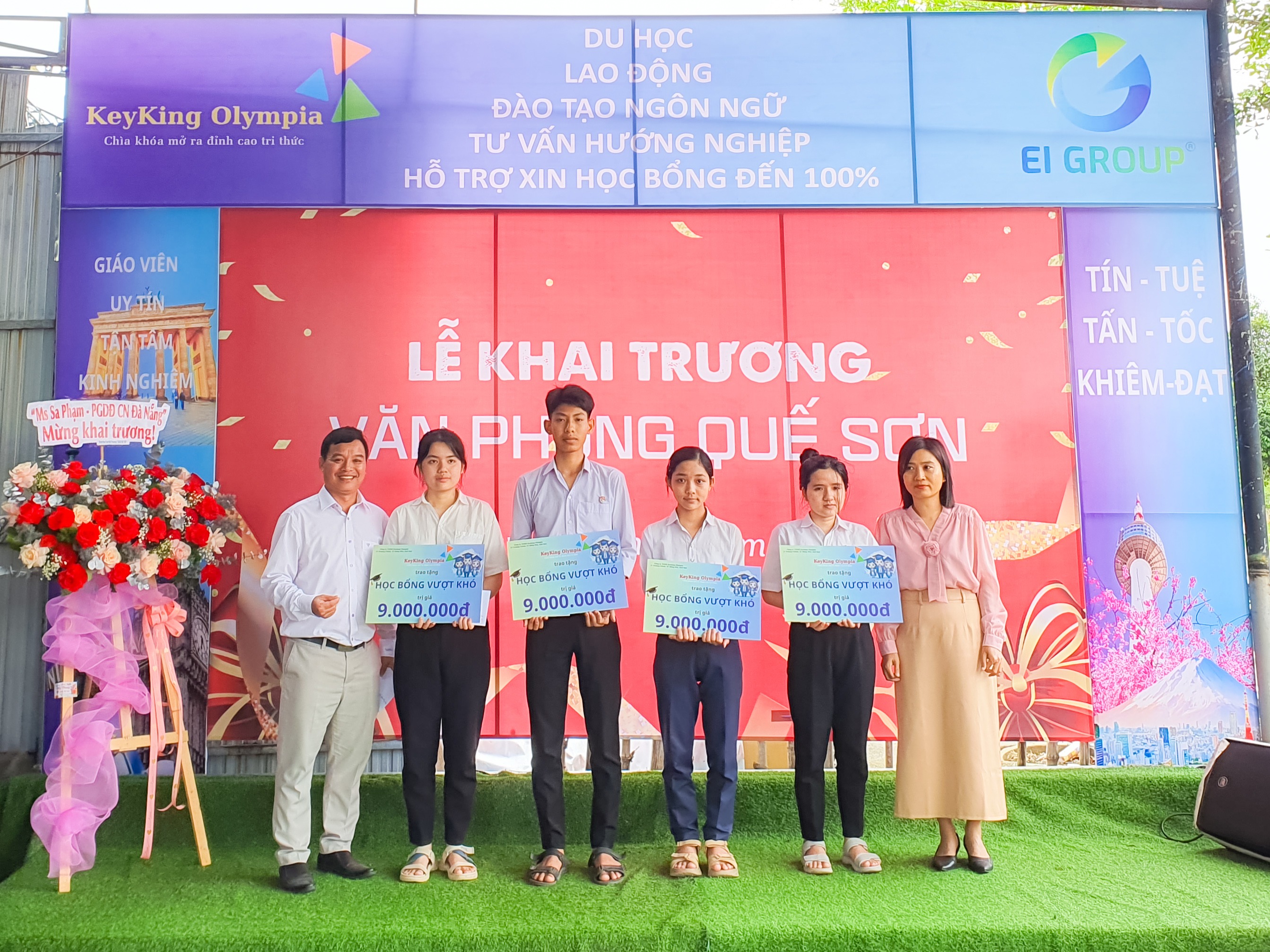 Trao học bổng cho các bạn học sinh